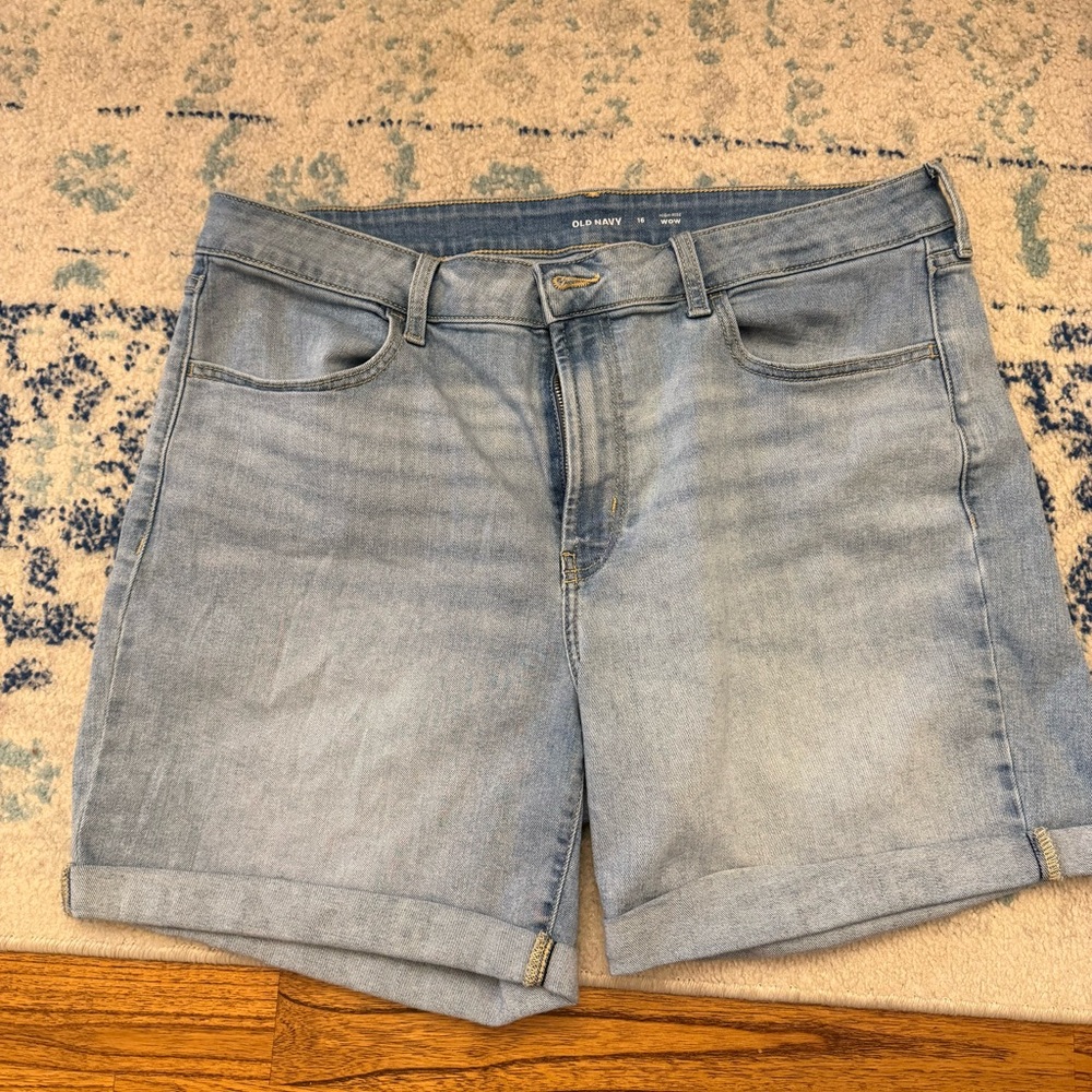 Old Navy Women’s High-Rise WOW Denim Shorts – Size 16 – Light Wash – 6” Inseam